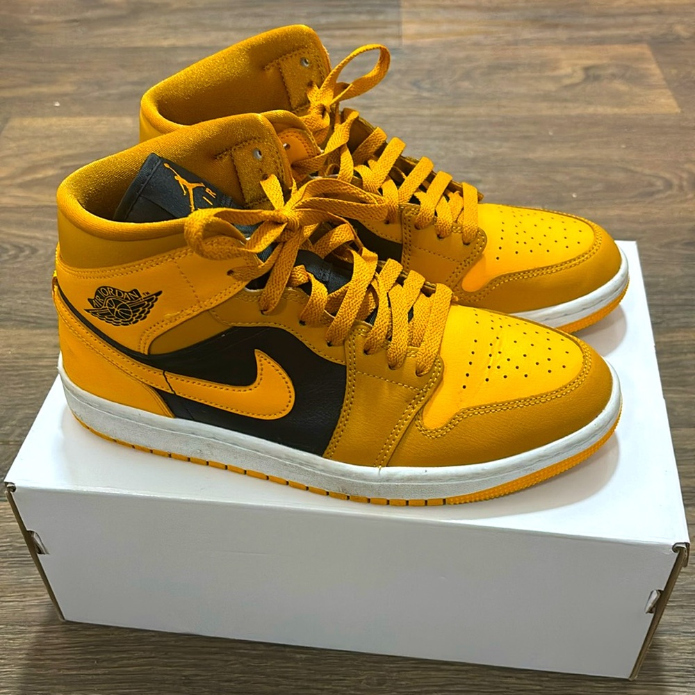 SOLD!! Size 9 Women’s Air Jordan Mid